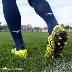 Chaussures de rugby jaune et noir