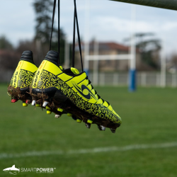 Chaussures de rugby jaune et noir